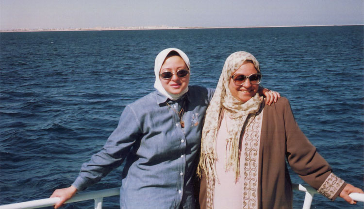 2002 - الغردقة - الزوجة وفاء الجندي - الإبنة داليا