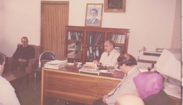 1993 - وكيل الوزارة - رئيس الادارة المركزية لخدمات التأمينية - اجتماع ببعض العاملين