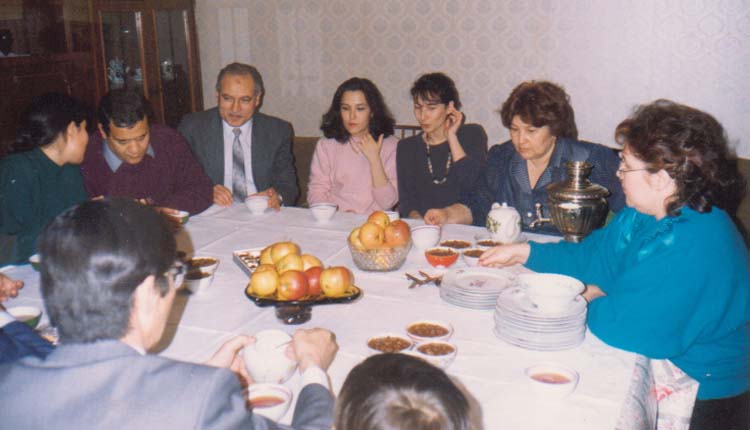 1994 - كازاخستان - ألماتا - صاحبة السكن وبناتها وشقيقتها - الصياد - اللواء إبراهيم رضوان