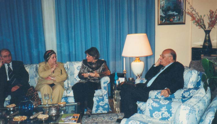 2001 - سويسرا - جينيف - الأستاذ أحمد العماوي - السفيرة الدكتورة فايزة أبو النجا - الأستاذة عائشة عبدالهادي - الصياد